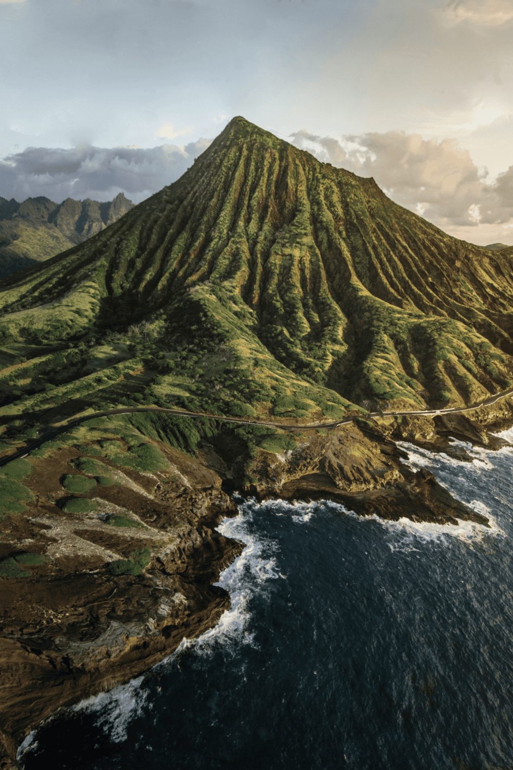 Lush green mountains and coastline in Hawaii, perfect for travel planning and outdoor adventures.