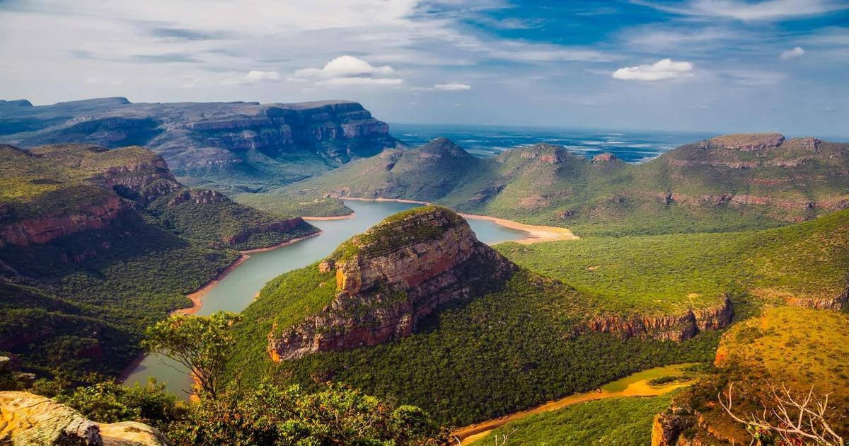 Vast canyon landscape with river and lush greenery, stunning scenic views in a national park.